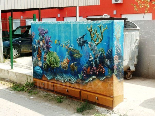 Imaginea articolului REPORTAJ: Un profesor arădean transformă cu pensula ziduri gri în biblioteci, piscine şi acvarii colorate - GALERIE FOTO