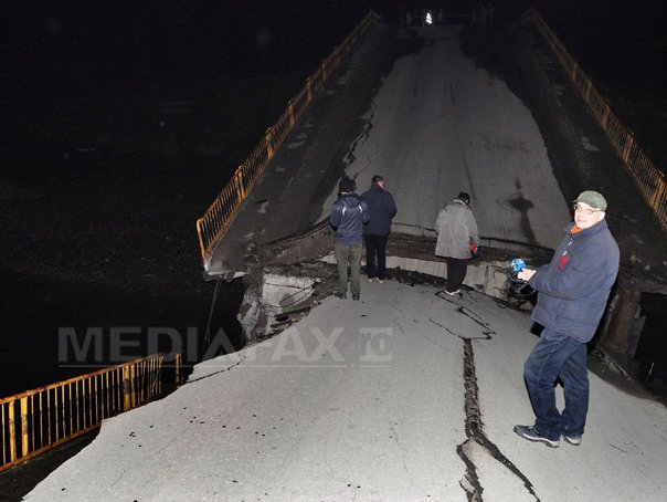 Imaginea articolului Un pod construit peste râul Strei S-A RUPT de la jumătate. Două maşini au rămas suspendate. Cauza prăbuşirii - "subspălarea avansată" a fundaţiei - FOTO