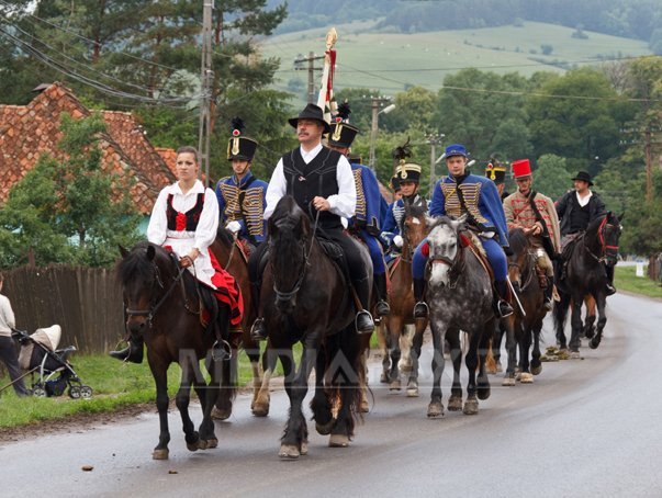 Imaginea articolului Parada husarilor, concerte ale unor coruri şi confecţionări de cocarde de Ziua Maghiarilor, la Mureş