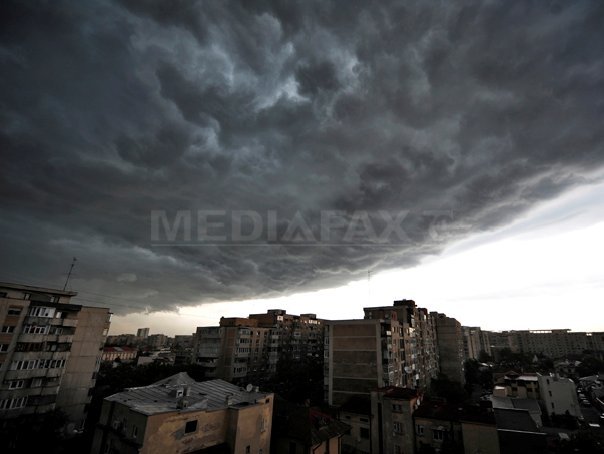 Imaginea articolului AVERTIZARE METEO: Ploi şi vijelii în toată ţara, de luni după-amiază până marţi seara. HARTA ANM