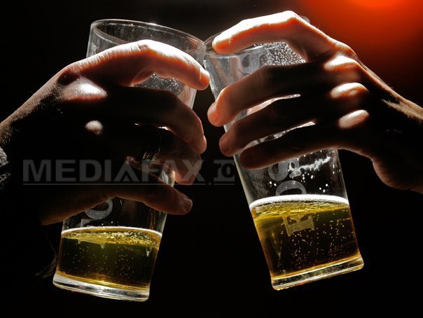 Imaginea articolului Doi români din cinci beau bere în concediu