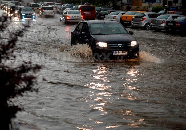 Imaginea articolului Străzi şi pasaje inundate, copaci căzuţi, strat de grindină, în urma precipitaţiilor din Capitală - FOTO