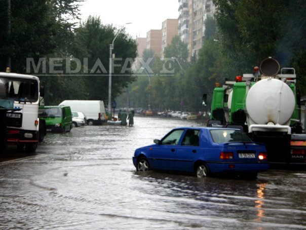 Imaginea articolului PMB: Utilaje pregătite în cartierele Capitalei, pentru a interveni la eliminarea apei