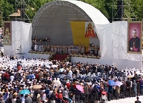 Imaginea articolului Iaşi: Zeci de mii de credincioşi, la beatificarea episcopului Anton Durcovici. Ponta, printre cei prezenţi