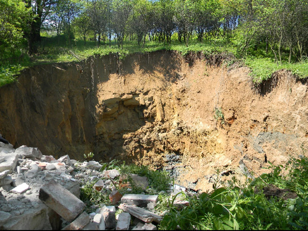 Imaginea articolului Surpare masivă de teren la Lupeni. O groapă adâncă de câţiva metri s-a format în gospodăria unei familii