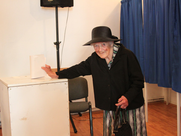 Imaginea articolului REPORTAJ: La 99 de ani, o femeie din Alba Iulia s-a dus la vot aşteptând "respect" de la aleşi