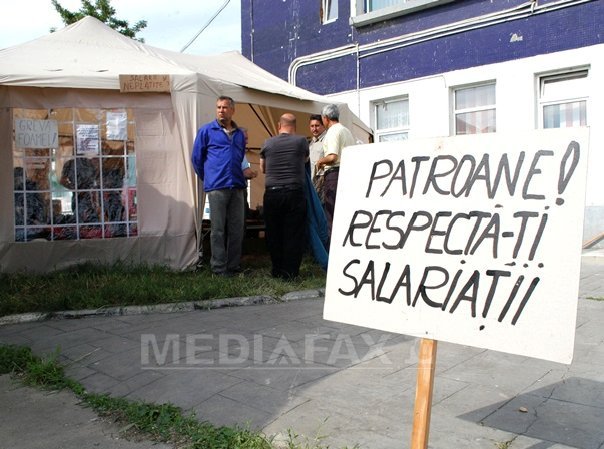 Imaginea articolului Bacău: Salariaţii Amurco continuă greva foamei şi în weekend, într-un cort în curtea combinatului