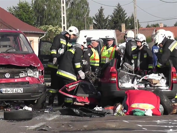 Imaginea articolului ACCIDENT GRAV în Ungaria: Cinci români, între care un copil, au murit după ce maşina în care se aflau a intrat pe contrasens. VIDEO de la locul tragediei
