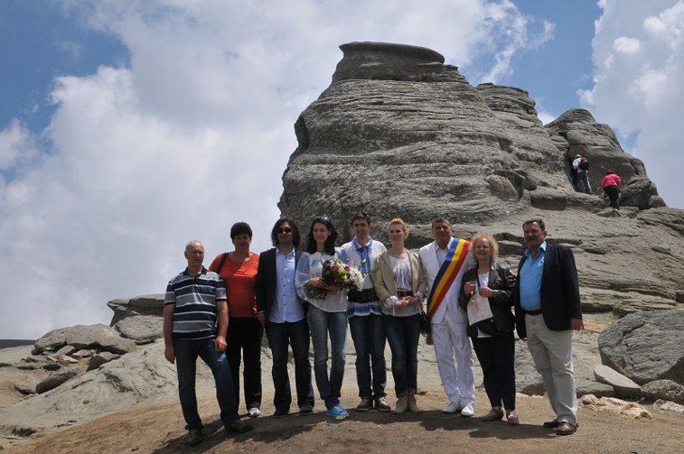 Imaginea articolului Doi tineri care s-au cunoscut pe munte în urmă cu cinci ani s-au căsătorit lângă Sfinxul din Bucegi