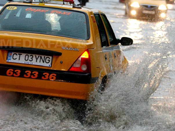 Imaginea articolului Străzi din Constanţa, inundate. Acoperişul unui club din Mamaia, rupt în timpul ploii torenţiale