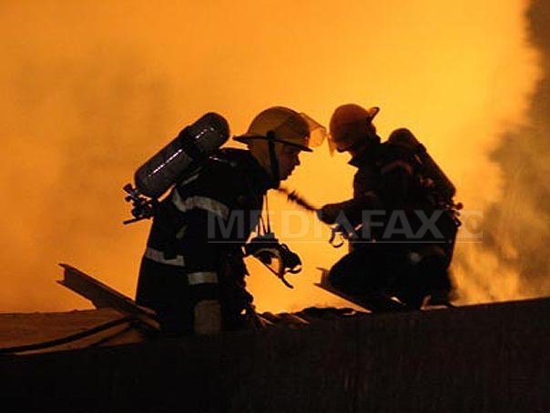 Imaginea articolului Incendiu la un imobil din Centrul Vechi al Capitalei, un pompier a fost rănit