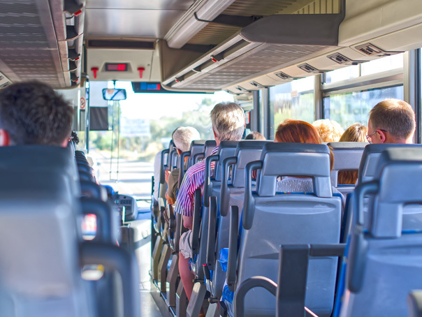Imaginea articolului Jumătate din turişti merg în vacanţă cu autocarul. Care sunt cele mai căutate destinaţii