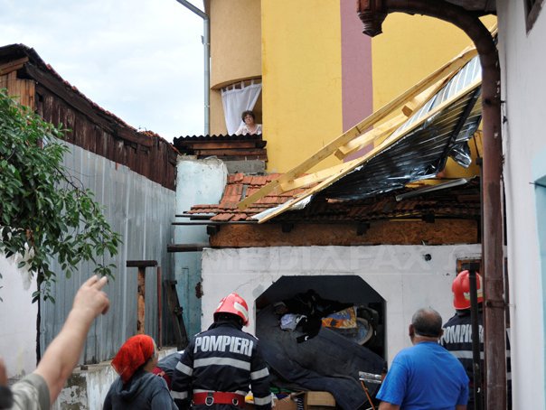 Imaginea articolului Furtună în Caraş-Severin: 600 de case au rămas fără acoperişuri şi ferestre
