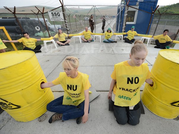 Imaginea articolului Protest Greenpeace la Pungeşti, în faţa sondei de explorare a Chevron - FOTO