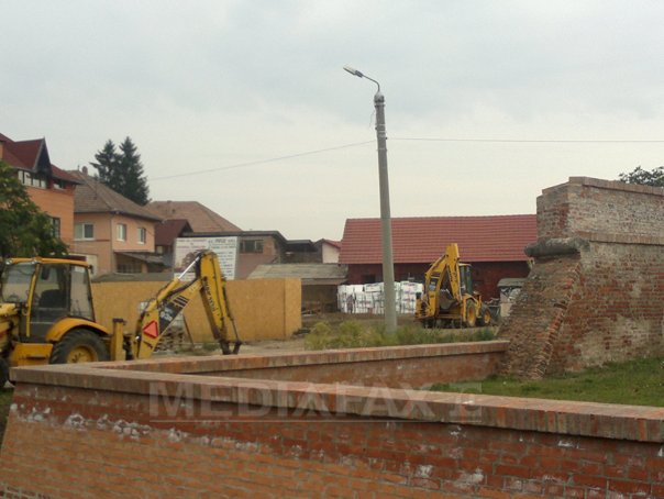 Imaginea articolului Alba Iulia: Bloc cu trei etaje, construit fără autorizaţie în zona de protecţie a cetăţii istorice - FOTO