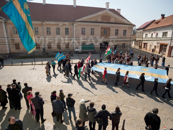 Imaginea articolului Covasna: Steaguri secuieşti înlăturate prin decizia instanţei, rearborate. Primar: Secuii trăiesc. Vicepremierul ungar i-a mulţumit prefectului pentru reclamă