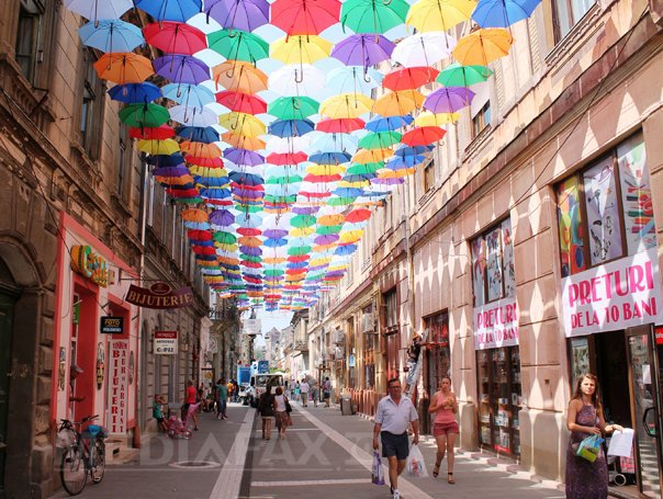 Imaginea articolului O stradă pietonală din Arad este acoperită cu 400 de umbrele viu colorate, la Zilele oraşului - FOTO