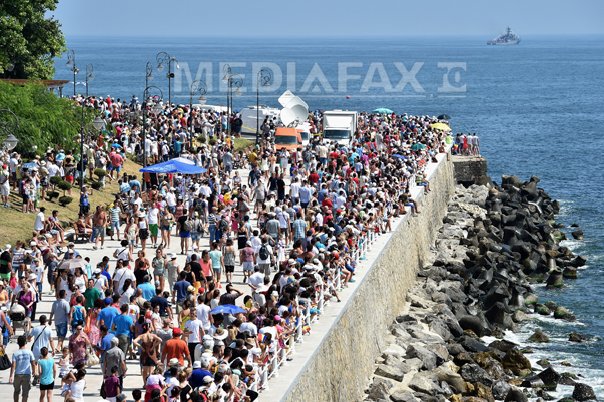 Imaginea articolului FESTIVITĂŢI dedicate Zilei Marinei: Peste 10.000 de persoane au asistat manifestările de la Constanţa şi Mangalia. Patru militari au leşinat - FOTO