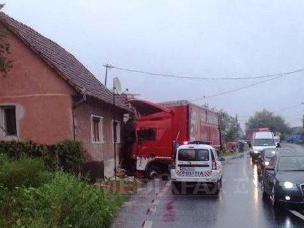 Imaginea articolului Curbă foarte periculoasă pe DN 7, în judeţul Arad: O casă de pe marginea şoselei, lovită de două ori într-o lună de tiruri - FOTO