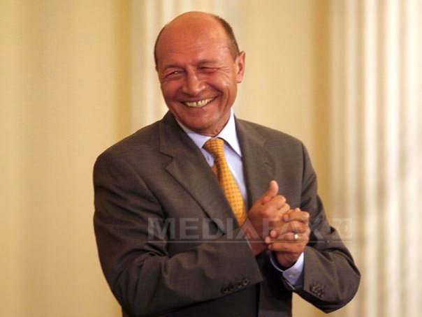 Imaginea articolului Băsescu a dezvelit o statuie, spunându-i soţiei: ”Hai să-ţi fac cadou o statuie”. Sute de oameni l-au aşteptat la ieşirea din Primăria Sânnicolau Mare