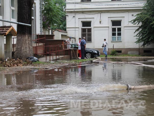 Imaginea articolului Două drumuri naţionale sunt în continuare blocate din cauza inundaţiilor, în Mehedinţi