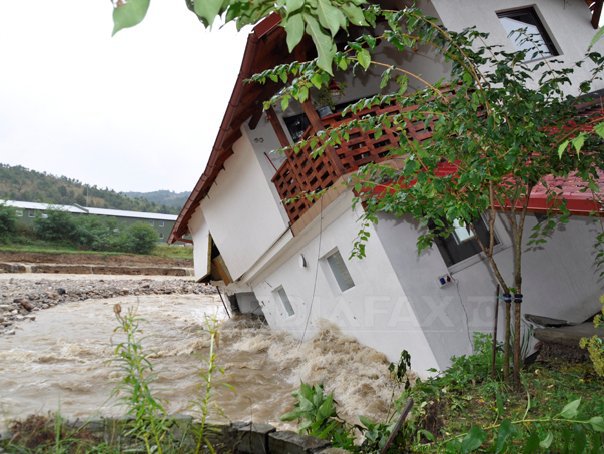 Imaginea articolului Bilanţul inundaţiilor: Zeci de locuinţe afectate şi drumuri închise. Circulaţia trenurilor, afectată de viituri - GALERIE FOTO