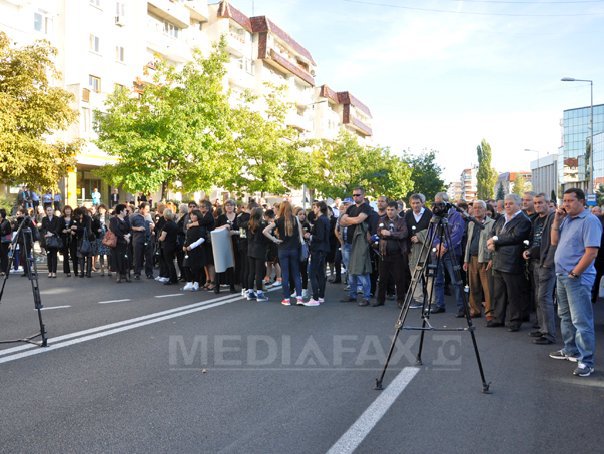 Imaginea articolului Acţiune în memoria victimelor accidentului de pe DN1 şi protest faţă de "indiferenţa" autorităţilor - FOTO