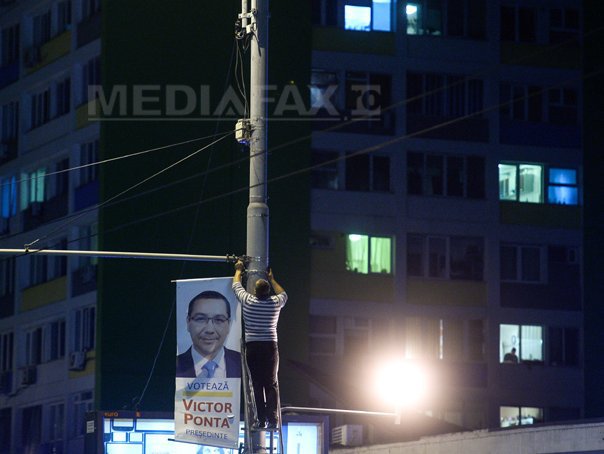 Imaginea articolului Bacău: Autorităţile se plâng că afişe electorale au fost lipite peste tot, cerând sprijinul Poliţiei
