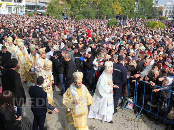 Imaginea articolului Peste 15.000 de pelerini, la coadă pentru a se închina la moaştele Sfintei Parascheva la Iaşi