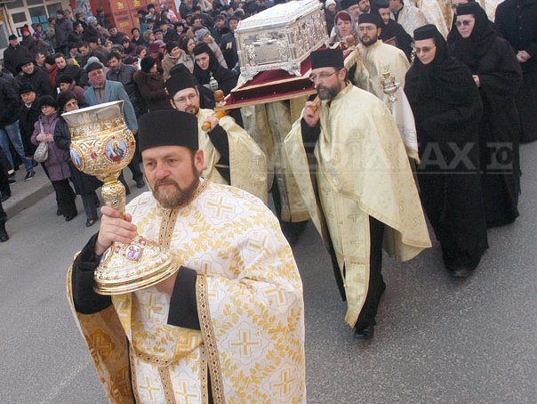 Imaginea articolului Vaslui: Mii de credincioşi, în pelerinaj la racla cu veşmintele Cuvioasei Parascheva
