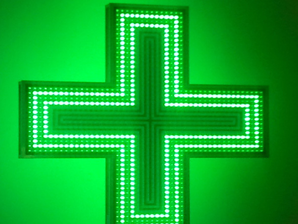 Imaginea articolului Florea: Luminile verzi intermitente de la farmacii să fie interzise, îi agresează vizual pe şoferi