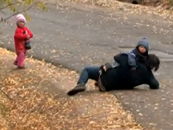 Imaginea articolului Vaslui: Anchetă în cazul unei femei cu opt copii, filmată beată, în timp ce cade cu copilul în braţe - VIDEO