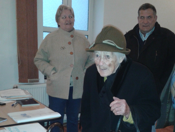 Imaginea articolului REPORTAJ: O femeie de 100 de ani din Alba Iulia a votat pentru un preşedinte care "să pună ţara la loc" - FOTO