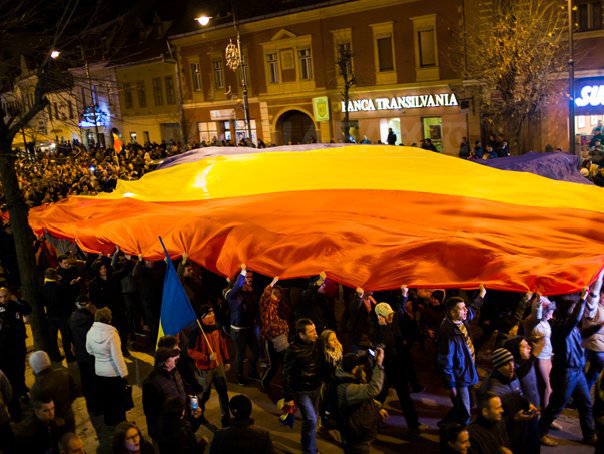 Imaginea articolului Peste 4.000 de persoane au manifestat de la Sibiu, scandând împotriva Guvernului şi a lui Ponta. Focuri de artificii în Piaţa Mare după miezul nopţii - FOTO