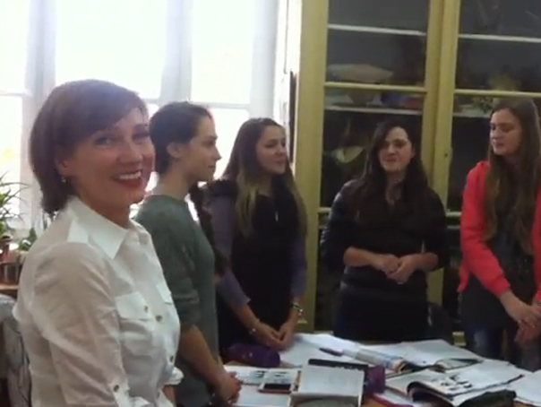 Imaginea articolului Carmen Iohannis, primită de elevii săi cu melodia "We are the champions" - VIDEO