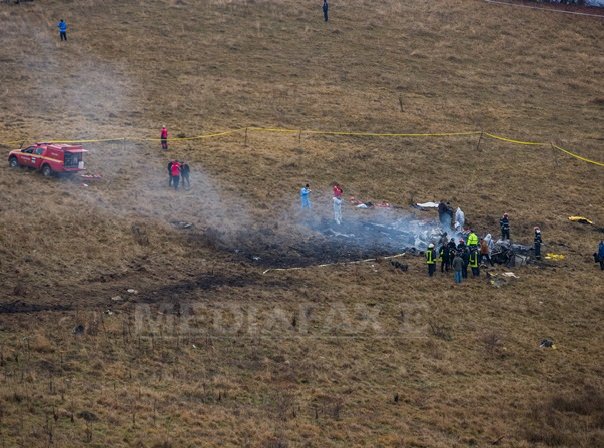 Imaginea articolului Sibiu: Epava elicopterului prăbuşit a fost ridicată şi dusă la Câmpia Turzii - FOTO