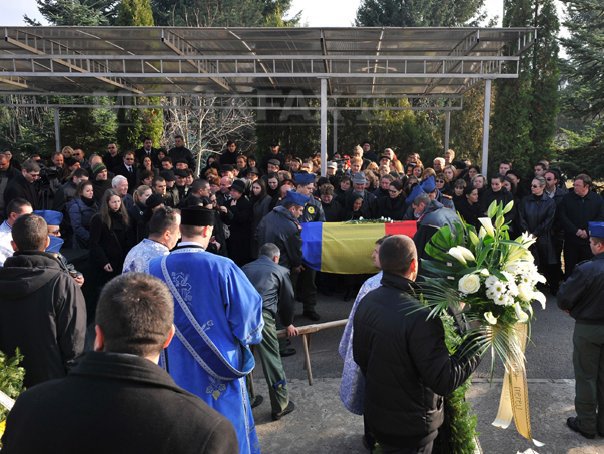 Imaginea articolului Cluj: Sute de persoane, la înmormântarea a doi dintre militarii morţi în accidentul aviatic - FOTO
