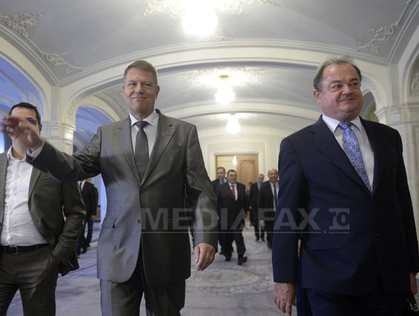 Imaginea articolului Iohannis şi Blaga s-au întâlnit cu parlamentarii şi liderii PNL la un restaurant din Capitală 