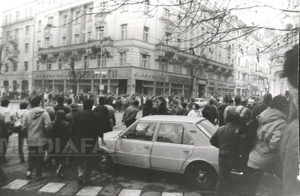 Imaginea articolului 25 DE ANI DE LA REVOLUŢIE: 21 decembrie 1989 - Revoluţia a început şi la Cluj, unde militarii au tras în manifestanţi - FOTO