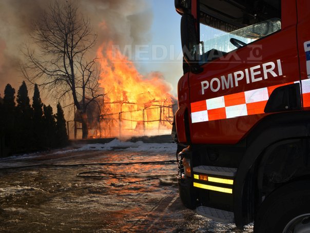 Imaginea articolului Incendiu puternic la Seminarul Teologic din Suceava. Mare parte din clădire a fost distrusă. Construcţia nu avea autorizaţie PSI. Primarul Sucevei: Elevii vor fi mutaţi la un colegiu din oraş - FOTO