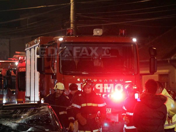Imaginea articolului Mehedinţi: Zece maşini, avariate după ce acoperişul unui bloc s-a prăbuşit din cauza vântului