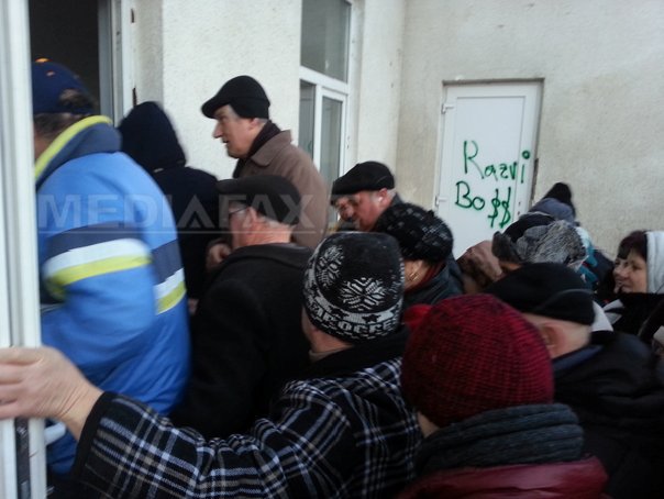Imaginea articolului Cluj: Peste 250 de persoane la coadă la ajutoare alimentare europene. Unii oameni au venit la ora 4.00 - FOTO