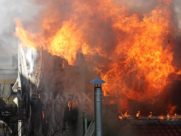 Imaginea articolului Incendiu puternic într-un restaurant din complexul studenţesc din Timişoara, stins după aproximativ două ore - FOTO