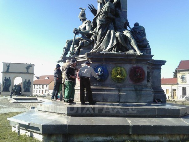 Imaginea articolului Arad: Statuia Libertăţii a fost vandalizată, fiind vopsită parţial în culorile drapelului românesc