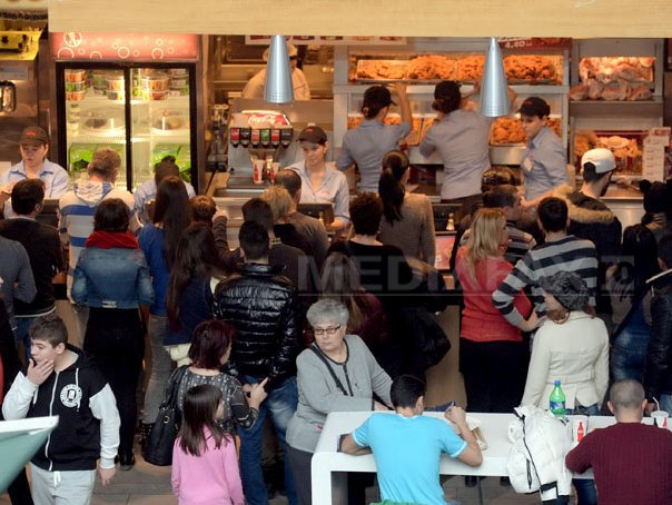 Imaginea articolului Obiceiurile alimentare ale românilor: Circa 20% mănâncă de până la trei ori pe săptămână în oraş şi preferă fast-food-urile