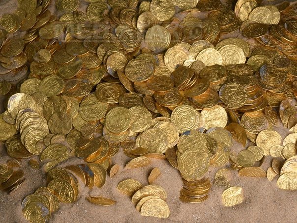Imaginea articolului Vaslui: Peste 2.500 de monede, pistoale, cărţi şi icoane, ridicate de poliţişti de la un colecţionar