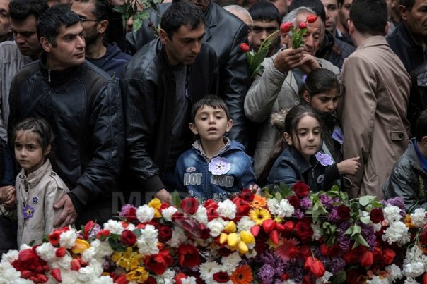 Imaginea articolului Genocidul armean, comemorat la Bucureşti. Participanţii au creat o cruce din sute de lumânări