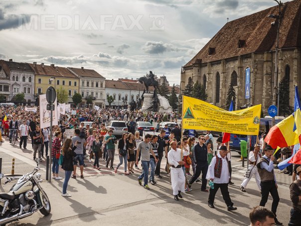 Imaginea articolului Cluj: Peste 1000 de persoane au protestat faţă de defrişarea pădurilor, criticându-l pe Iohannis. Participanţii au blocat traficul în centrul oraşului. La manifestare a fost şi soţia primarului Boc - FOTO