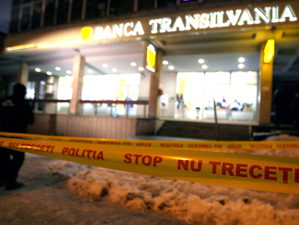 Imaginea articolului Cei doi tineri acuzaţi de jaful de la Banca Transilvania Cluj, condamnaţi la trei ani de închisoare, s-au predat la IPJ Cluj