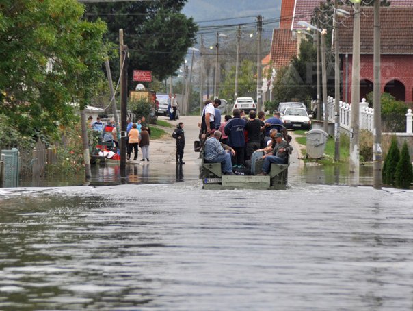 Imaginea articolului Sute de case şi mii de hectare de terenuri arabile, afectate de inundaţii
